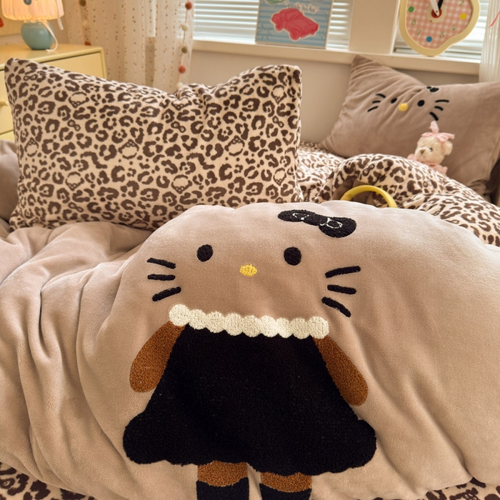 91家纺网 家纺一手货源 找家纺 贝扬思家纺 2025新款高克重牛奶绒可爱系卡通毛巾绣四件套系列-小红书推荐 黑裙裙KT