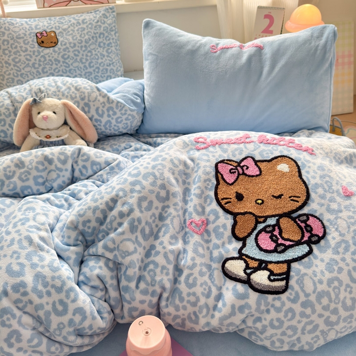 91家纺网 家纺一手货源 找家纺 贝扬思家纺 2025新款高克重牛奶绒可爱系卡通毛巾绣四件套系列-小红书推荐 蓝豹黑皮