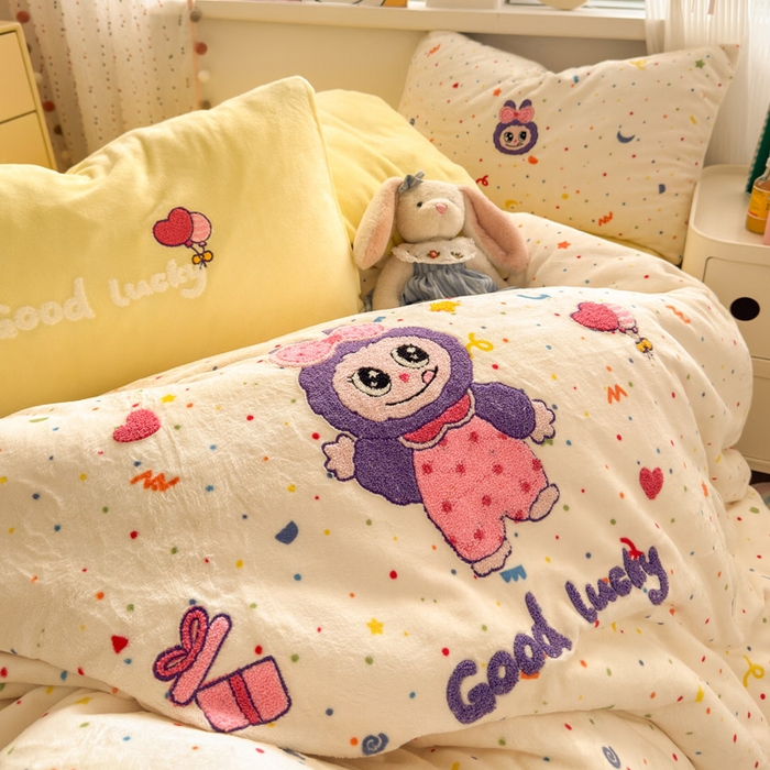 91家纺网 家纺一手货源 找家纺 贝扬思家纺 2025新款高克重牛奶绒可爱系卡通毛巾绣四件套系列-小红书推荐 拉布多多