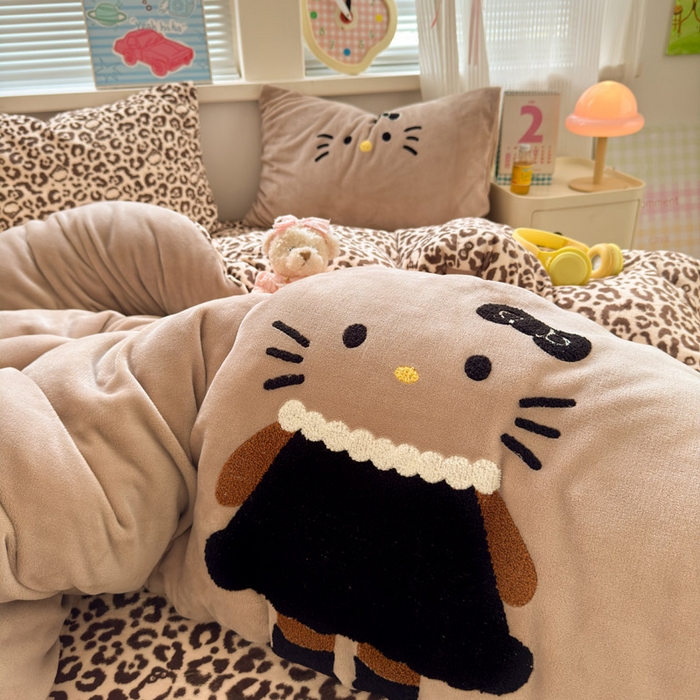 91家纺网 家纺一手货源 找家纺 贝扬思家纺 2025新款高克重牛奶绒可爱系卡通毛巾绣四件套系列-小红书推荐 黑裙裙KT