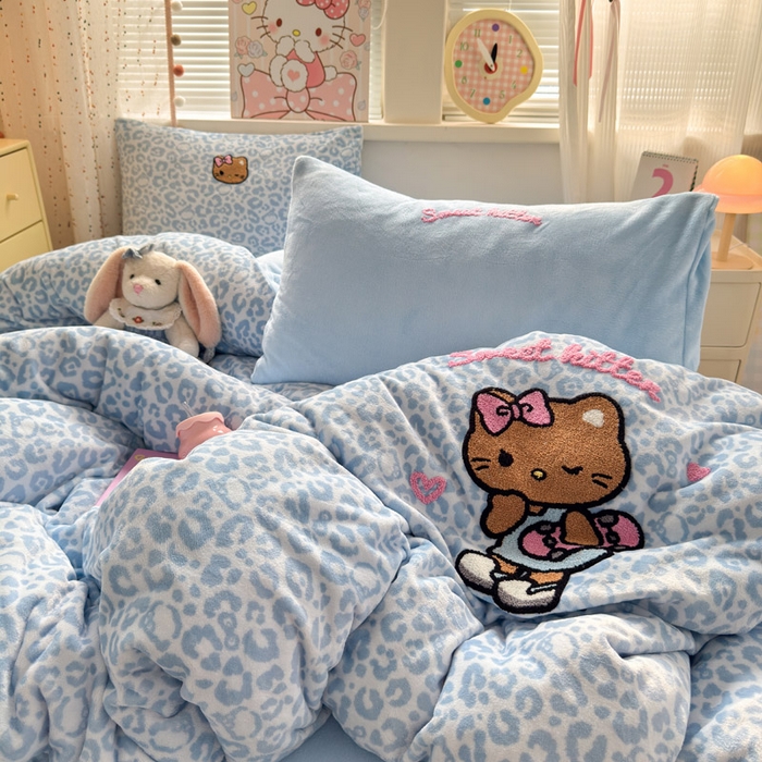 91家纺网 家纺一手货源 找家纺 贝扬思家纺 2025新款高克重牛奶绒可爱系卡通毛巾绣四件套系列-小红书推荐 蓝豹黑皮