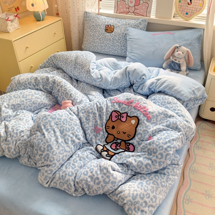 91家纺网 家纺一手货源 找家纺 贝扬思家纺 2025新款高克重牛奶绒可爱系卡通毛巾绣四件套系列-小红书推荐 蓝豹黑皮