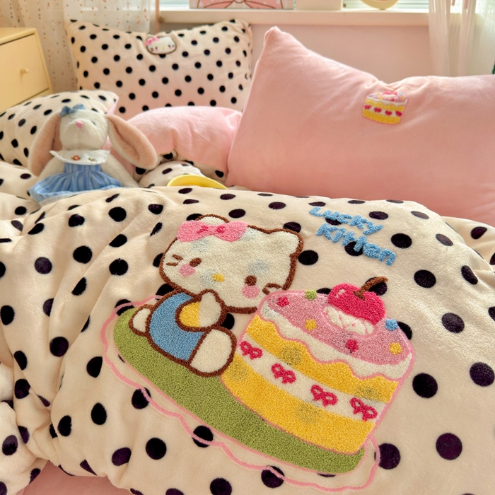 91家纺网 家纺一手货源 找家纺 贝扬思家纺 2025新款高克重牛奶绒可爱系卡通毛巾绣四件套系列-小红书推荐 乳酪小猫