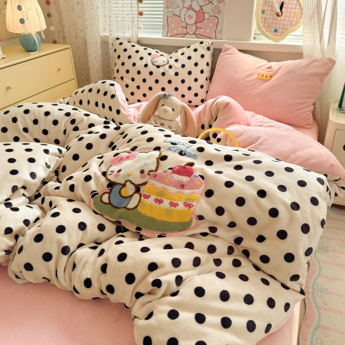 91家纺网 家纺一手货源 找家纺 贝扬思家纺 2025新款高克重牛奶绒可爱系卡通毛巾绣四件套系列-小红书推荐 乳酪小猫