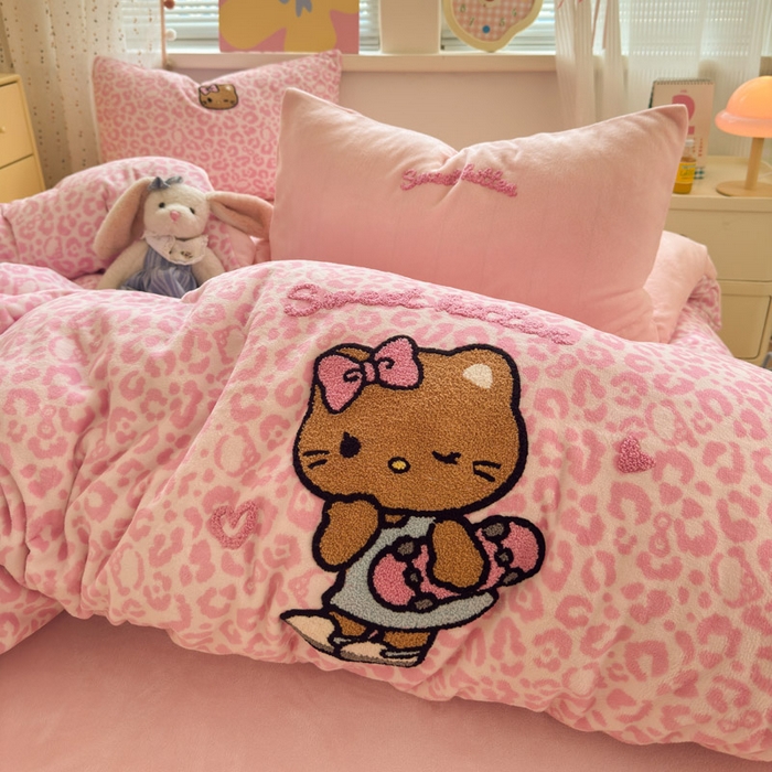 91家纺网 家纺一手货源 找家纺 贝扬思家纺 2025新款高克重牛奶绒可爱系卡通毛巾绣四件套系列-小红书推荐 粉豹黑皮