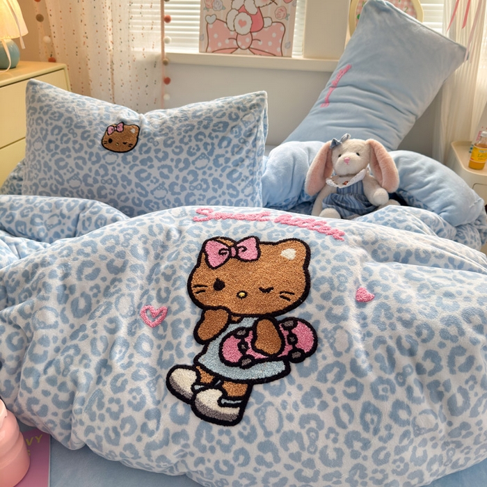 91家纺网 家纺一手货源 找家纺 贝扬思家纺 2025新款高克重牛奶绒可爱系卡通毛巾绣四件套系列-小红书推荐 蓝豹黑皮