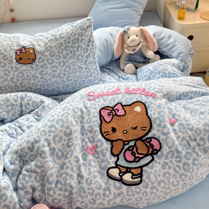 91家纺网 家纺一手货源 找家纺 贝扬思家纺 2025新款高克重牛奶绒可爱系卡通毛巾绣四件套系列-小红书推荐 蓝豹黑皮