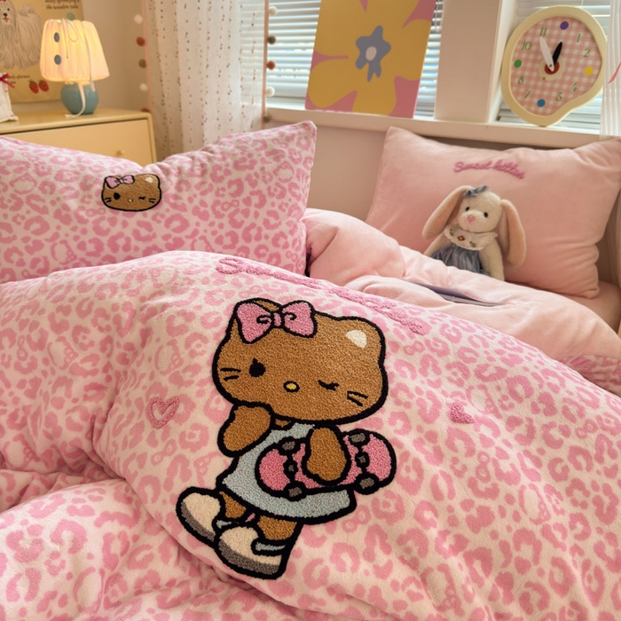 91家纺网 家纺一手货源 找家纺 贝扬思家纺 2025新款高克重牛奶绒可爱系卡通毛巾绣四件套系列-小红书推荐 粉豹黑皮