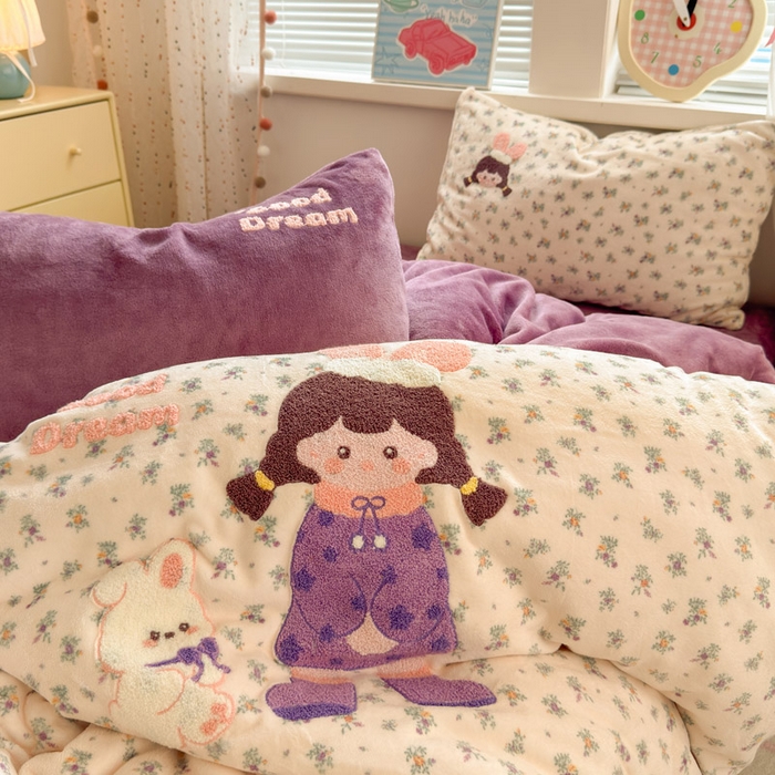 91家纺网 家纺一手货源 找家纺 贝扬思家纺 2025新款高克重牛奶绒可爱系卡通毛巾绣四件套系列-小红书推荐 泡泡糖女孩