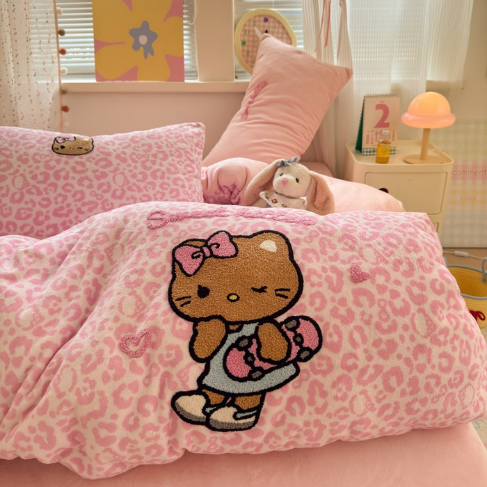 91家纺网 家纺一手货源 找家纺 贝扬思家纺 2025新款高克重牛奶绒可爱系卡通毛巾绣四件套系列-小红书推荐 粉豹黑皮