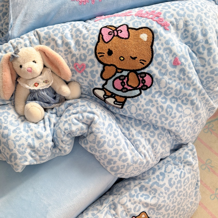 91家纺网 家纺一手货源 找家纺 贝扬思家纺 2025新款高克重牛奶绒可爱系卡通毛巾绣四件套系列-小红书推荐 蓝豹黑皮