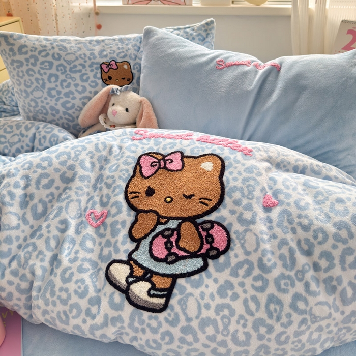 91家纺网 家纺一手货源 找家纺 贝扬思家纺 2025新款高克重牛奶绒可爱系卡通毛巾绣四件套系列-小红书推荐 蓝豹黑皮