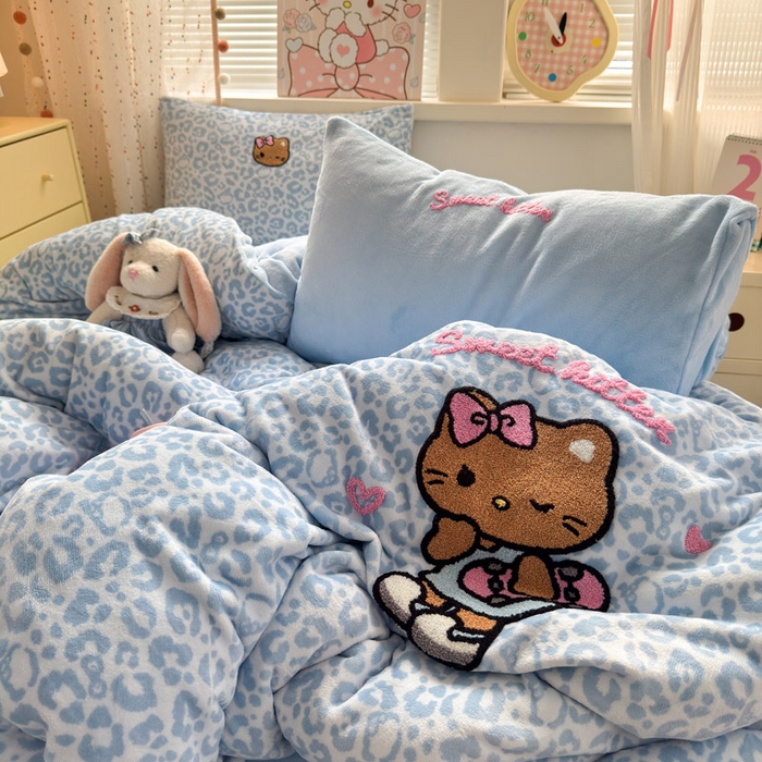 91家纺网 家纺一手货源 找家纺 贝扬思家纺 2025新款高克重牛奶绒可爱系卡通毛巾绣四件套系列-小红书推荐 蓝豹黑皮