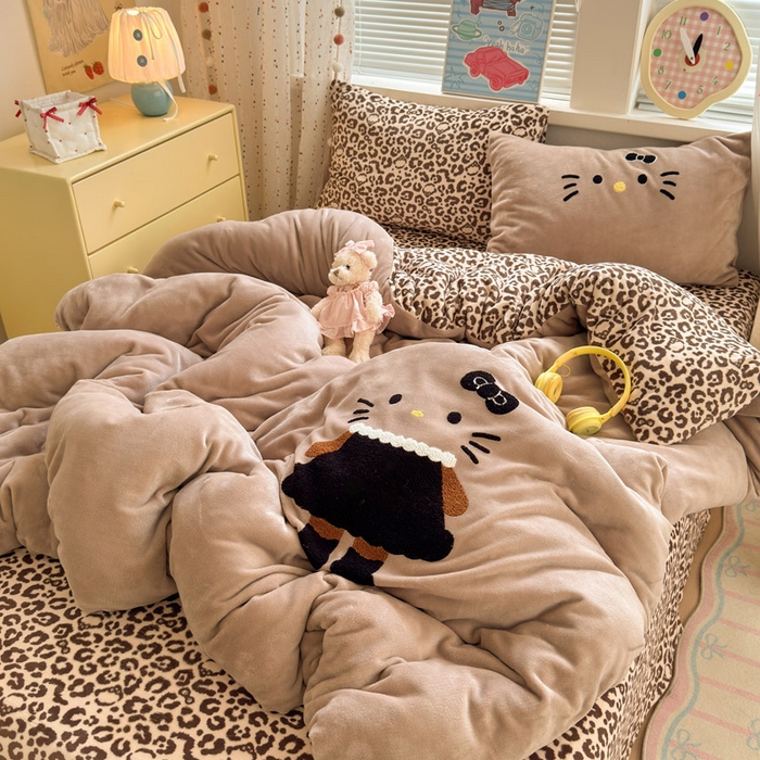 91家纺网 家纺一手货源 找家纺 贝扬思家纺 2025新款高克重牛奶绒可爱系卡通毛巾绣四件套系列-小红书推荐 黑裙裙KT