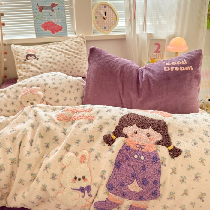 91家纺网 家纺一手货源 找家纺 贝扬思家纺 2025新款高克重牛奶绒可爱系卡通毛巾绣四件套系列-小红书推荐 泡泡糖女孩