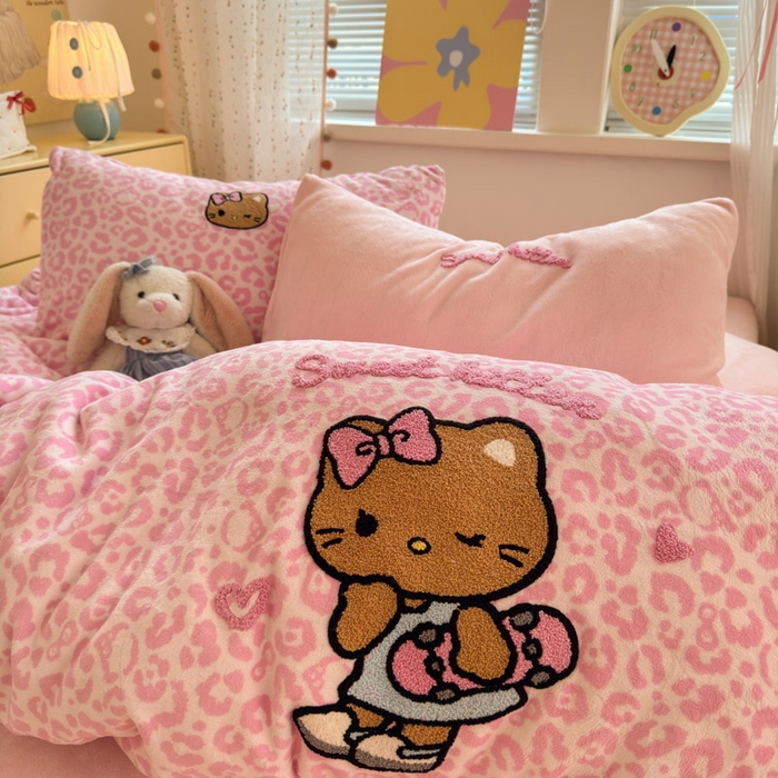 91家纺网 家纺一手货源 找家纺 贝扬思家纺 2025新款高克重牛奶绒可爱系卡通毛巾绣四件套系列-小红书推荐 粉豹黑皮