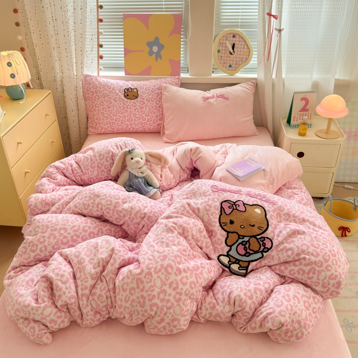 贝扬思家纺 2025新款高克重牛奶绒可爱系卡通毛巾绣四件套系列-小红书推荐 粉豹黑皮