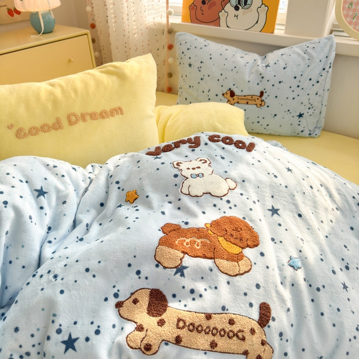 91家纺网 家纺一手货源 找家纺 贝扬思家纺 2025新款高克重牛奶绒可爱系卡通毛巾绣四件套系列-小红书推荐 腊肠小狗