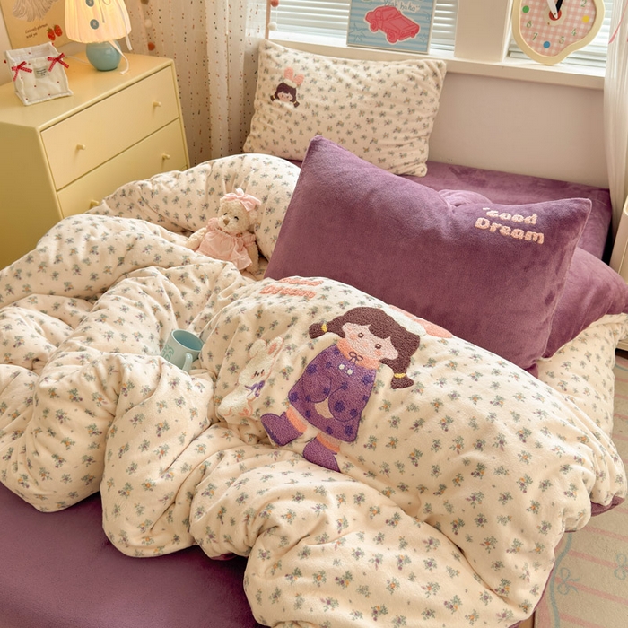 91家纺网 家纺一手货源 找家纺 贝扬思家纺 2025新款高克重牛奶绒可爱系卡通毛巾绣四件套系列-小红书推荐 泡泡糖女孩