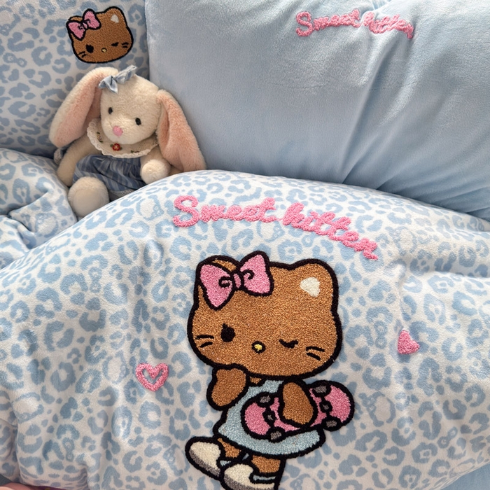 91家纺网 家纺一手货源 找家纺 贝扬思家纺 2025新款高克重牛奶绒可爱系卡通毛巾绣四件套系列-小红书推荐 蓝豹黑皮