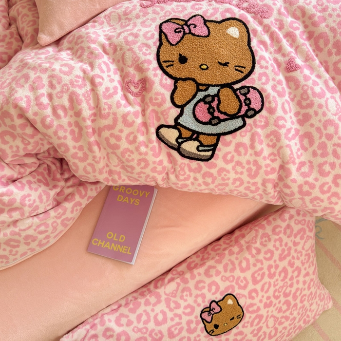 91家纺网 家纺一手货源 找家纺 贝扬思家纺 2025新款高克重牛奶绒可爱系卡通毛巾绣四件套系列-小红书推荐 粉豹黑皮