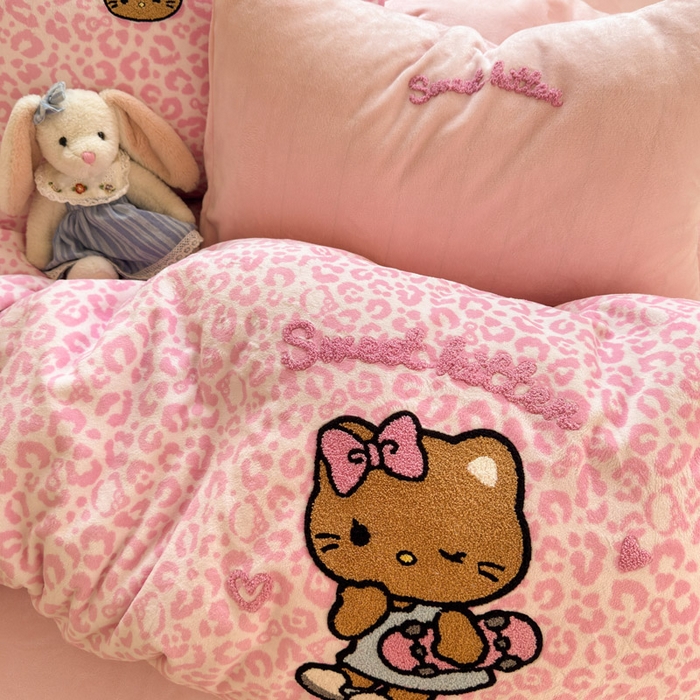 91家纺网 家纺一手货源 找家纺 贝扬思家纺 2025新款高克重牛奶绒可爱系卡通毛巾绣四件套系列-小红书推荐 粉豹黑皮