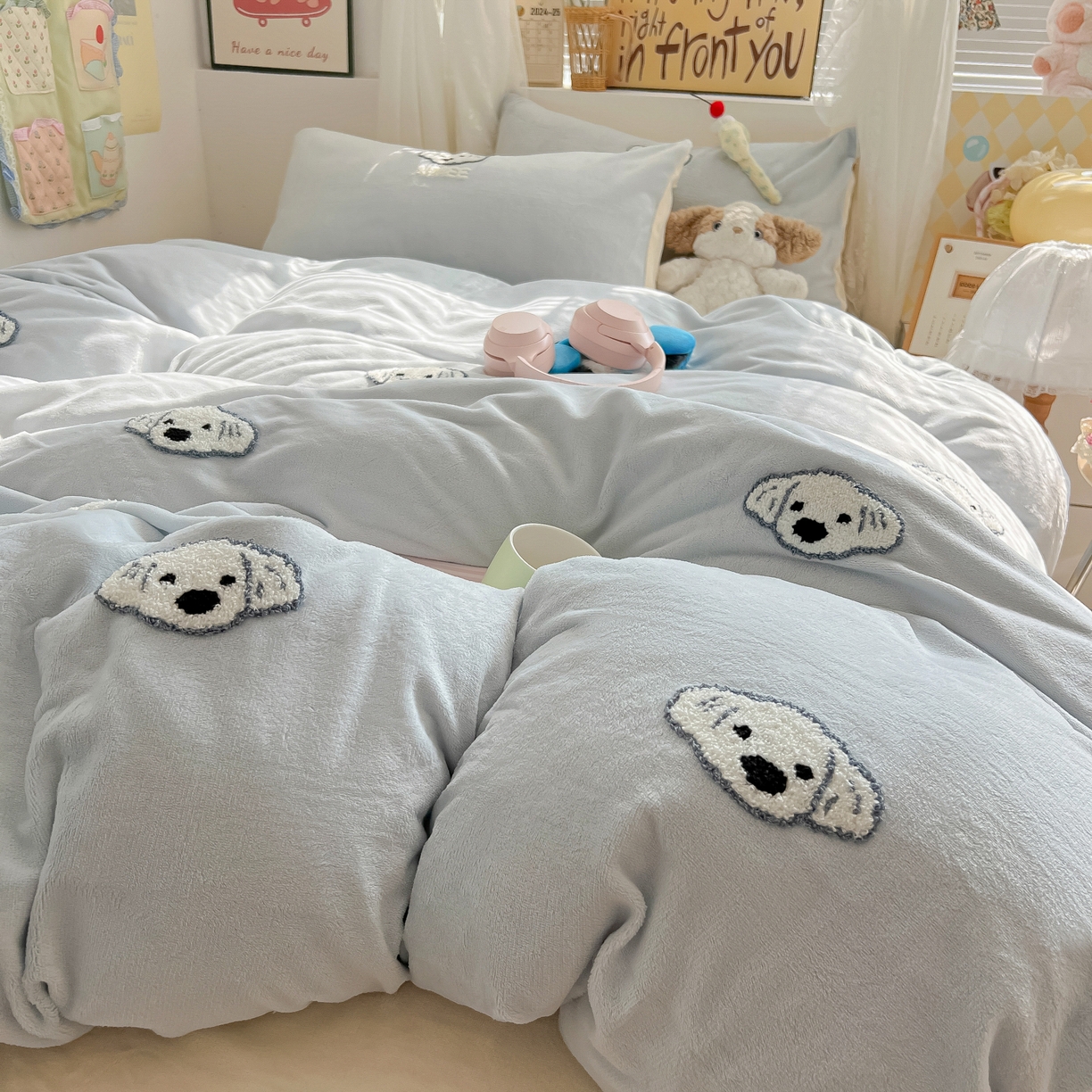 91家纺网 家纺一手货源 找家纺 韩都家居 2025新款牛奶绒毛巾绣四件套-系列一 欢乐狗