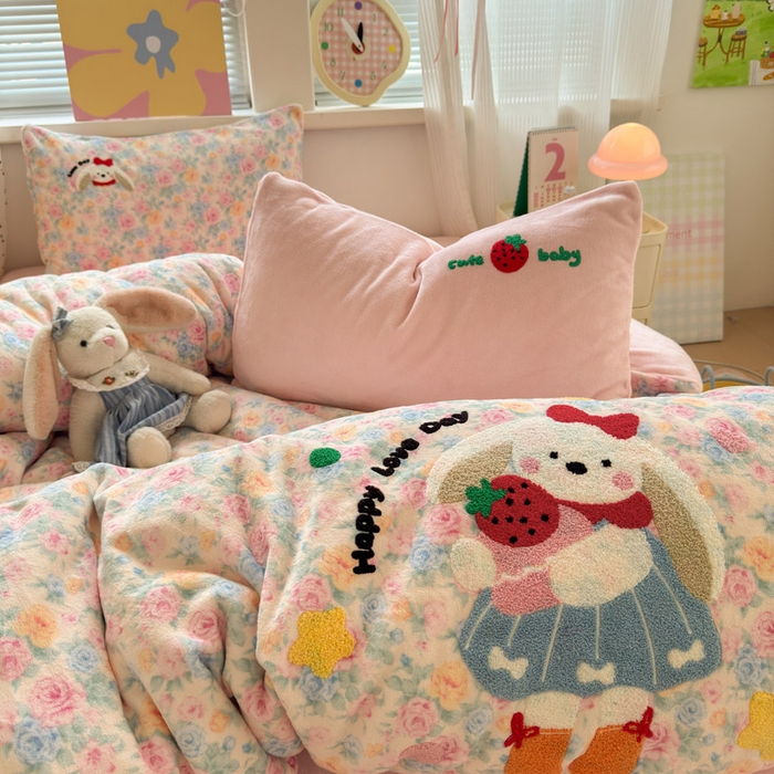 91家纺网 家纺一手货源 找家纺 贝扬思家纺 2025新款高克重牛奶绒可爱系卡通毛巾绣四件套系列-小红书推荐 蜜桃奶兔