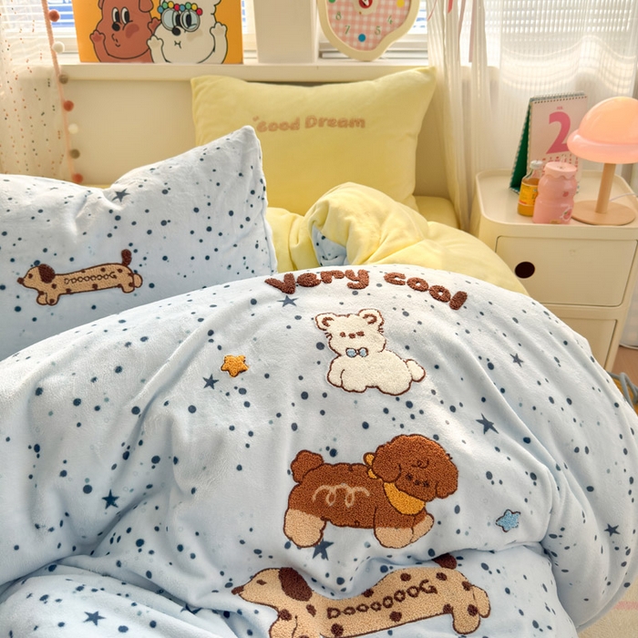 91家纺网 家纺一手货源 找家纺 贝扬思家纺 2025新款高克重牛奶绒可爱系卡通毛巾绣四件套系列-小红书推荐 腊肠小狗