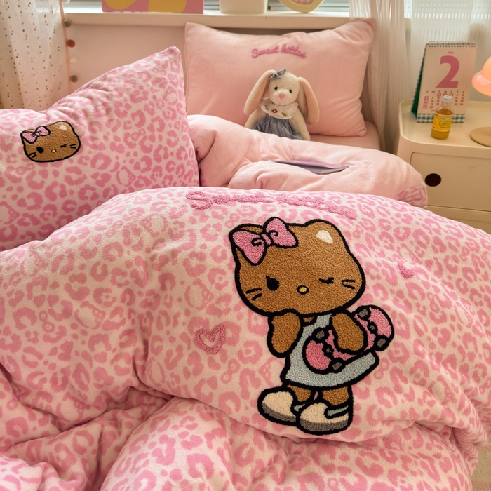 91家纺网 家纺一手货源 找家纺 贝扬思家纺 2025新款高克重牛奶绒可爱系卡通毛巾绣四件套系列-小红书推荐 粉豹黑皮