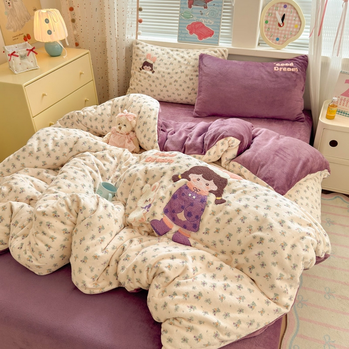 91家纺网 家纺一手货源 找家纺 贝扬思家纺 2025新款高克重牛奶绒可爱系卡通毛巾绣四件套系列-小红书推荐 泡泡糖女孩