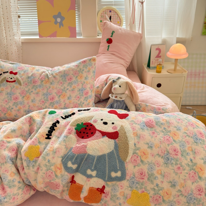 91家纺网 家纺一手货源 找家纺 贝扬思家纺 2025新款高克重牛奶绒可爱系卡通毛巾绣四件套系列-小红书推荐 蜜桃奶兔