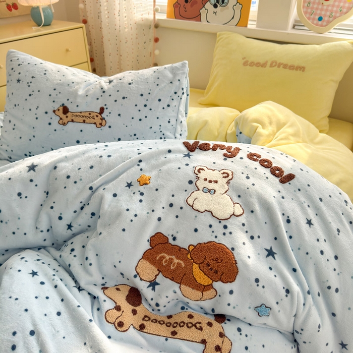 91家纺网 家纺一手货源 找家纺 贝扬思家纺 2025新款高克重牛奶绒可爱系卡通毛巾绣四件套系列-小红书推荐 腊肠小狗