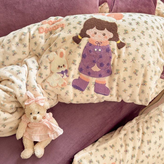 91家纺网 家纺一手货源 找家纺 贝扬思家纺 2025新款高克重牛奶绒可爱系卡通毛巾绣四件套系列-小红书推荐 泡泡糖女孩