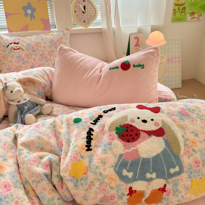 91家纺网 家纺一手货源 找家纺 贝扬思家纺 2025新款高克重牛奶绒可爱系卡通毛巾绣四件套系列-小红书推荐 蜜桃奶兔