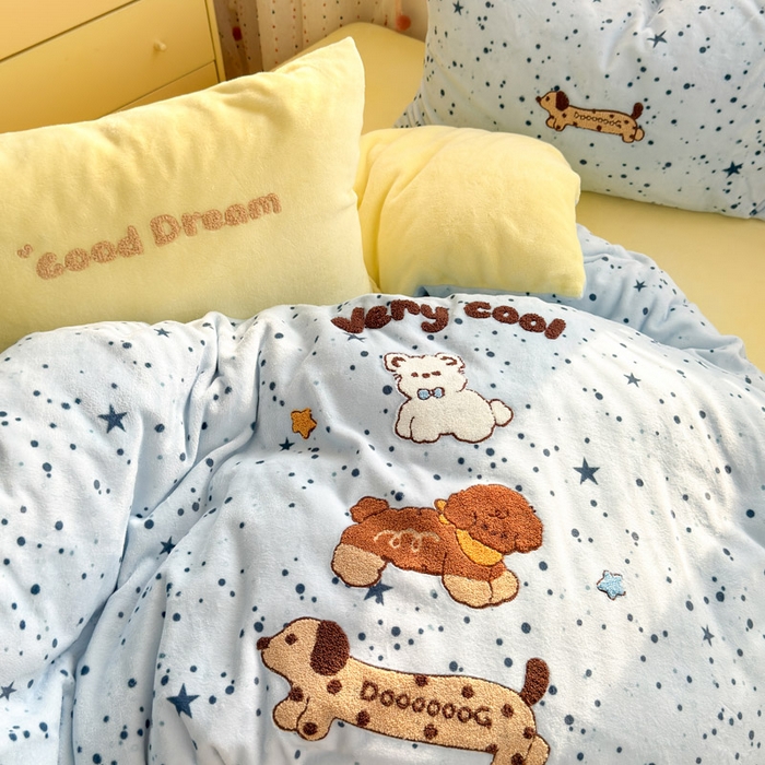 91家纺网 家纺一手货源 找家纺 贝扬思家纺 2025新款高克重牛奶绒可爱系卡通毛巾绣四件套系列-小红书推荐 腊肠小狗