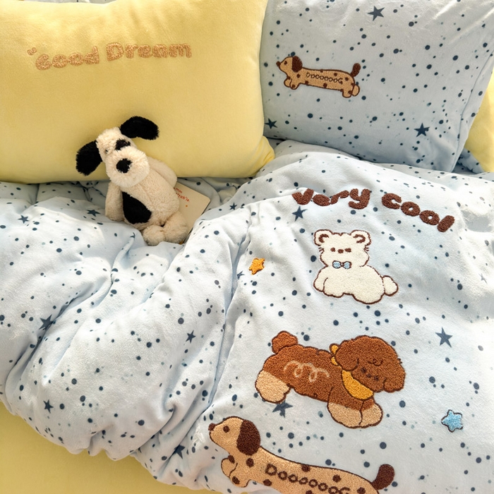 91家纺网 家纺一手货源 找家纺 贝扬思家纺 2025新款高克重牛奶绒可爱系卡通毛巾绣四件套系列-小红书推荐 腊肠小狗