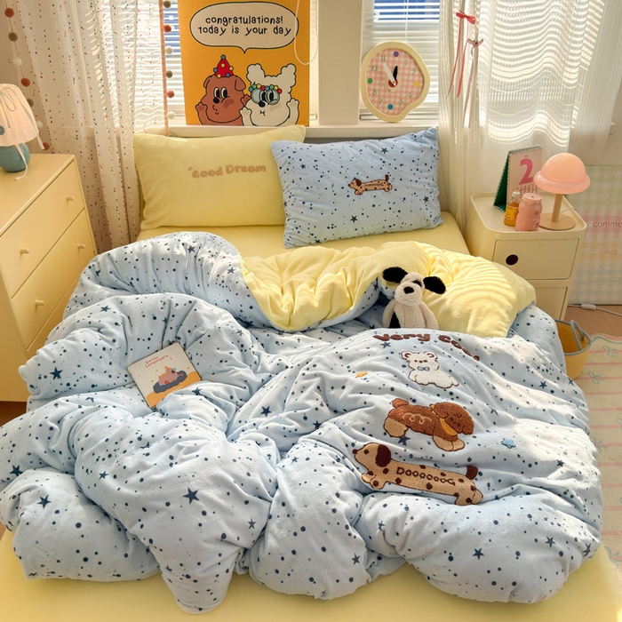 贝扬思家纺 2025新款高克重牛奶绒可爱系卡通毛巾绣四件套系列-小红书推荐 腊肠小狗