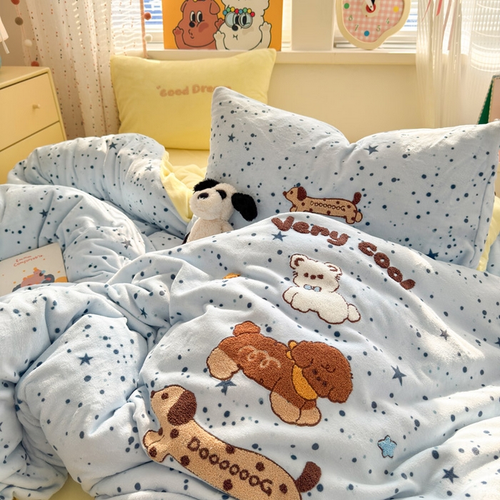 91家纺网 家纺一手货源 找家纺 贝扬思家纺 2025新款高克重牛奶绒可爱系卡通毛巾绣四件套系列-小红书推荐 腊肠小狗