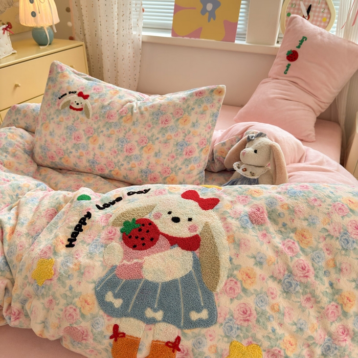 91家纺网 家纺一手货源 找家纺 贝扬思家纺 2025新款高克重牛奶绒可爱系卡通毛巾绣四件套系列-小红书推荐 蜜桃奶兔