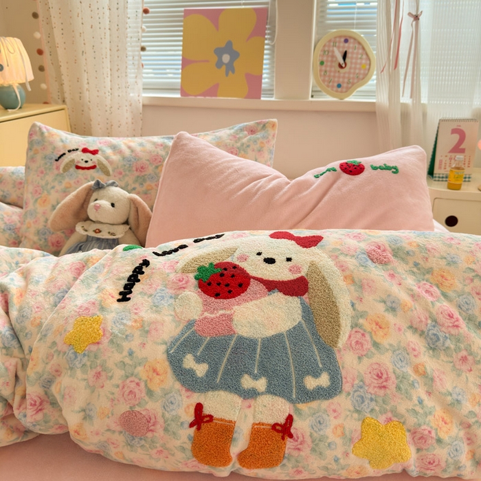 91家纺网 家纺一手货源 找家纺 贝扬思家纺 2025新款高克重牛奶绒可爱系卡通毛巾绣四件套系列-小红书推荐 蜜桃奶兔