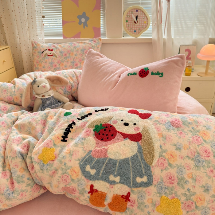 91家纺网 家纺一手货源 找家纺 贝扬思家纺 2025新款高克重牛奶绒可爱系卡通毛巾绣四件套系列-小红书推荐 蜜桃奶兔