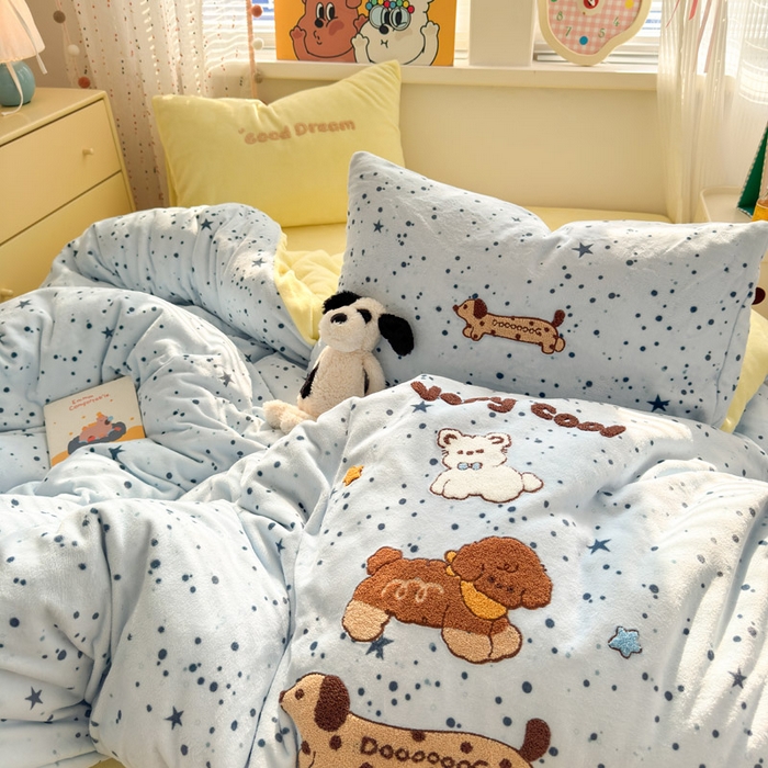 91家纺网 家纺一手货源 找家纺 贝扬思家纺 2025新款高克重牛奶绒可爱系卡通毛巾绣四件套系列-小红书推荐 腊肠小狗