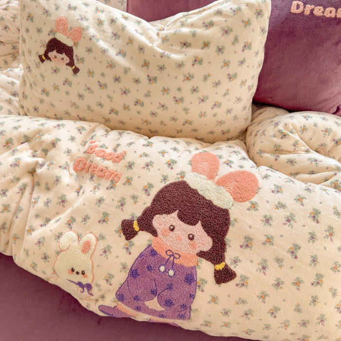 91家纺网 家纺一手货源 找家纺 贝扬思家纺 2025新款高克重牛奶绒可爱系卡通毛巾绣四件套系列-小红书推荐 泡泡糖女孩