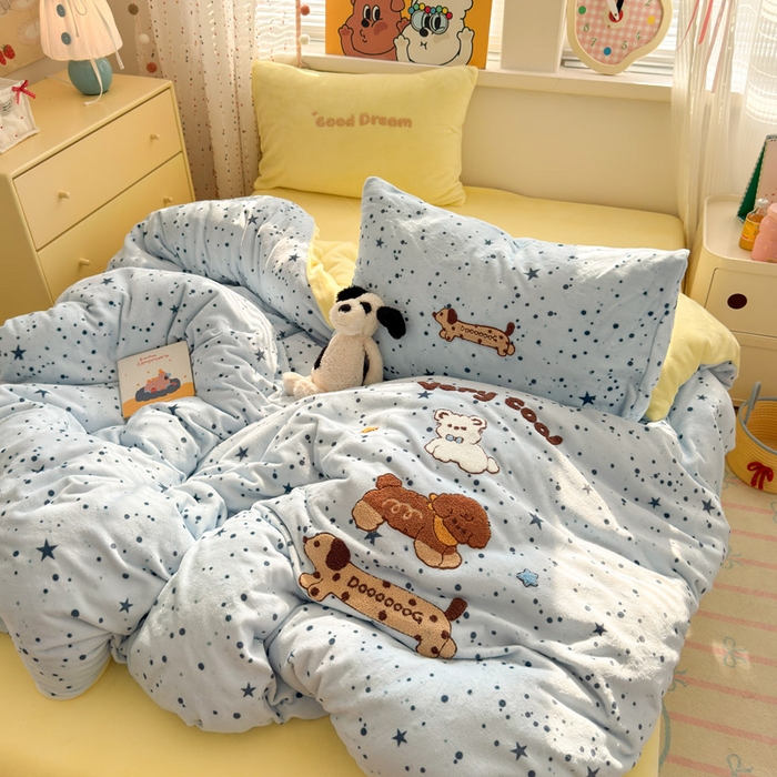 91家纺网 家纺一手货源 找家纺 贝扬思家纺 2025新款高克重牛奶绒可爱系卡通毛巾绣四件套系列-小红书推荐 腊肠小狗