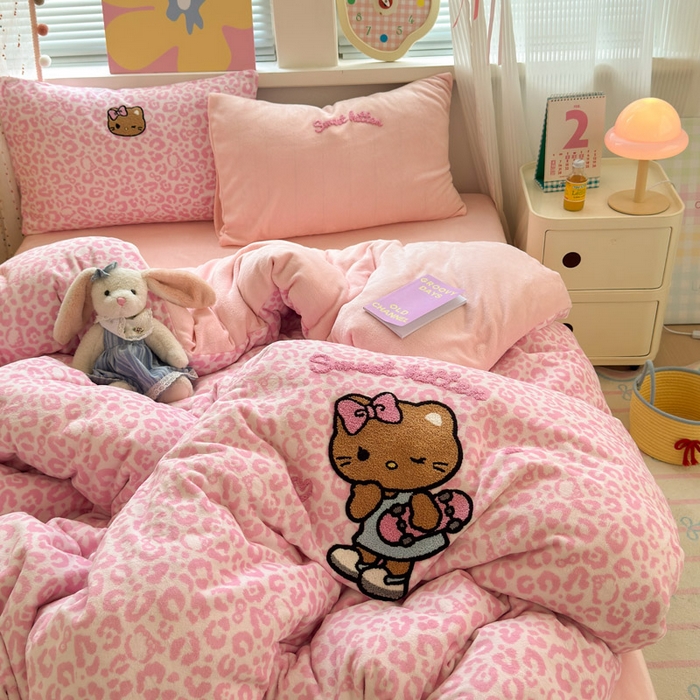 91家纺网 家纺一手货源 找家纺 贝扬思家纺 2025新款高克重牛奶绒可爱系卡通毛巾绣四件套系列-小红书推荐 粉豹黑皮