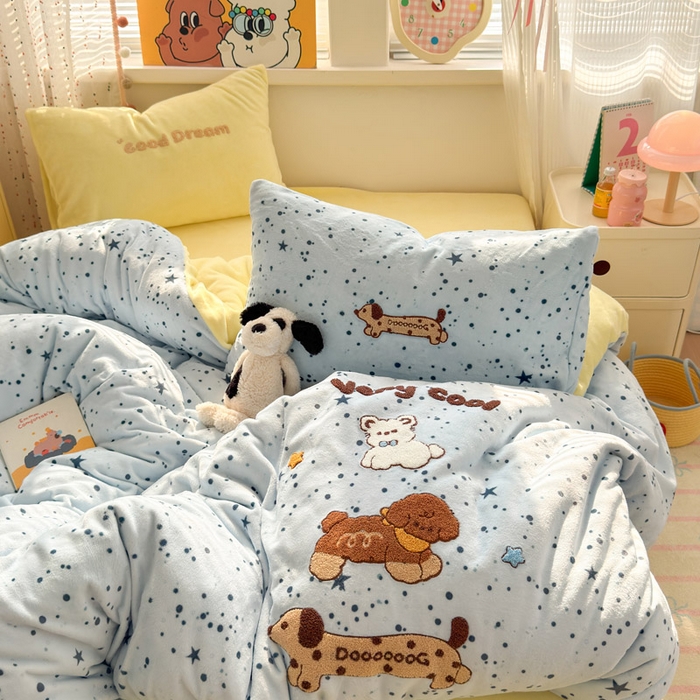 91家纺网 家纺一手货源 找家纺 贝扬思家纺 2025新款高克重牛奶绒可爱系卡通毛巾绣四件套系列-小红书推荐 腊肠小狗