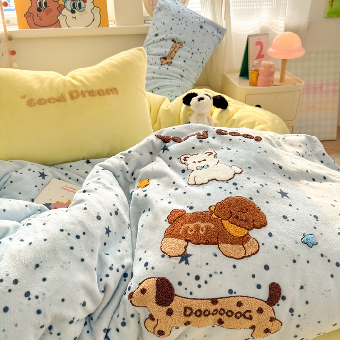 91家纺网 家纺一手货源 找家纺 贝扬思家纺 2025新款高克重牛奶绒可爱系卡通毛巾绣四件套系列-小红书推荐 腊肠小狗