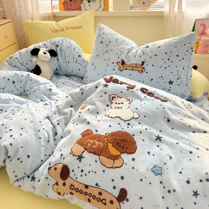 91家纺网 家纺一手货源 找家纺 贝扬思家纺 2025新款高克重牛奶绒可爱系卡通毛巾绣四件套系列-小红书推荐 腊肠小狗