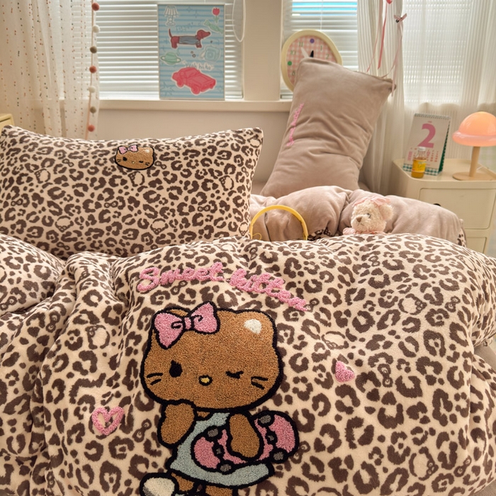 91家纺网 家纺一手货源 找家纺 贝扬思家纺 2025新款高克重牛奶绒可爱系卡通毛巾绣四件套系列-小红书推荐 咖豹黑皮